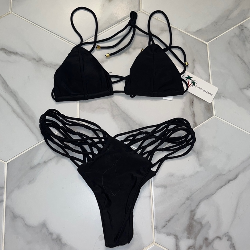 Black bikini with gold accents ✨